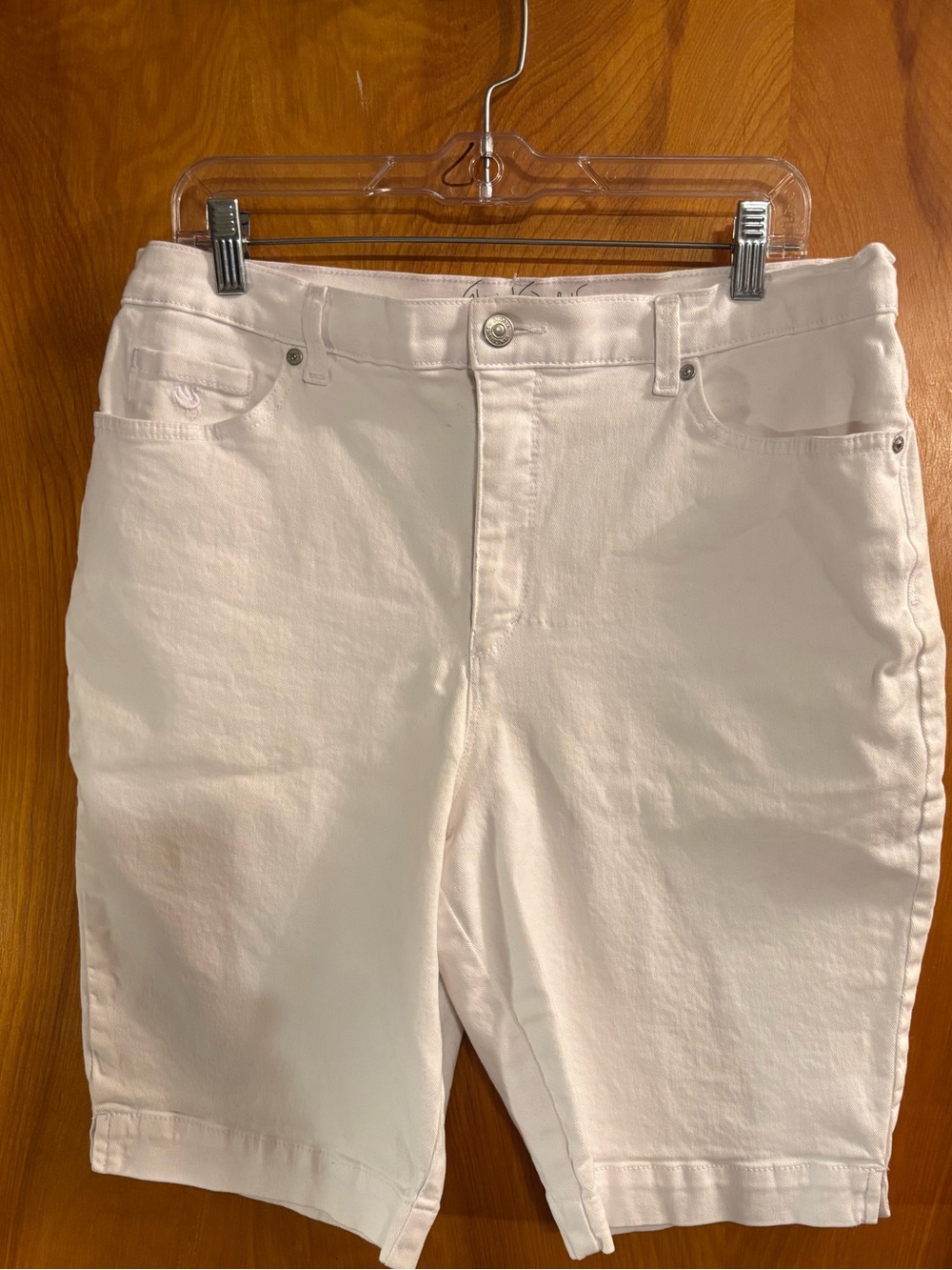 Gloria Vanderbilt All Around Slimming Effect White Bermuda Shorts